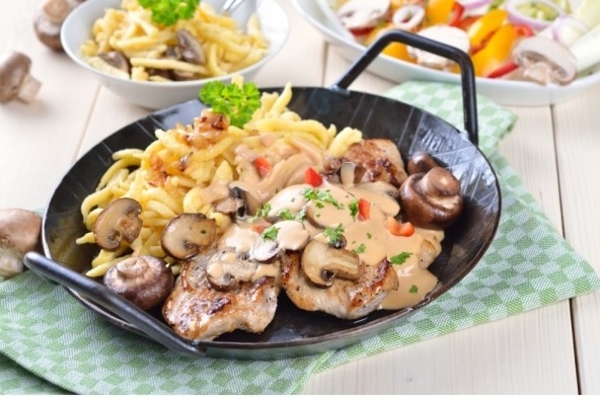 Свинина с шампиньонами: Три вкусные идеи