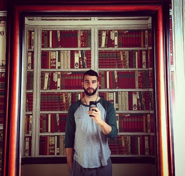 Иван Ургант показал детское фото с мамой