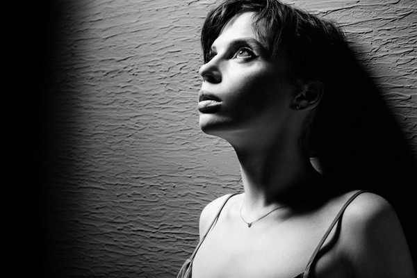 Ирена Карпа снялась в пикантной фотосессии и показала татуировки