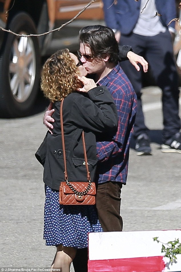 Ванесса Паради запечатлена на прогулке с новым возлюбленным