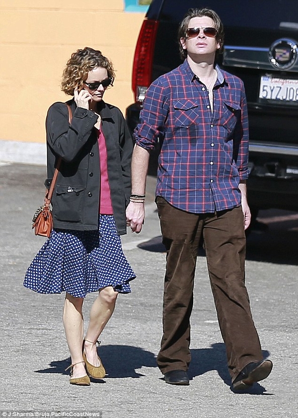 Ванесса Паради запечатлена на прогулке с новым возлюбленным