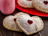 Вкусные пирожки с клубникой и сливочным сыром