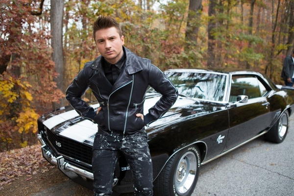 Сергей Лазарев накормит собак тортами