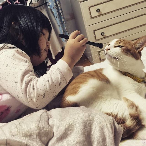 Дети и котики: Самые милые фотографии