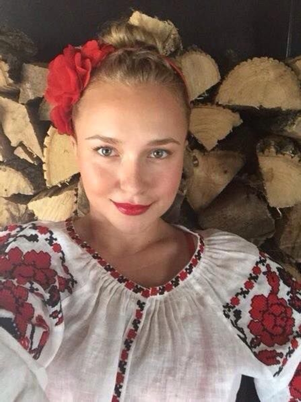 Хайден Панеттьери в вышиванке поздравила Кличко с Днем влюбленных