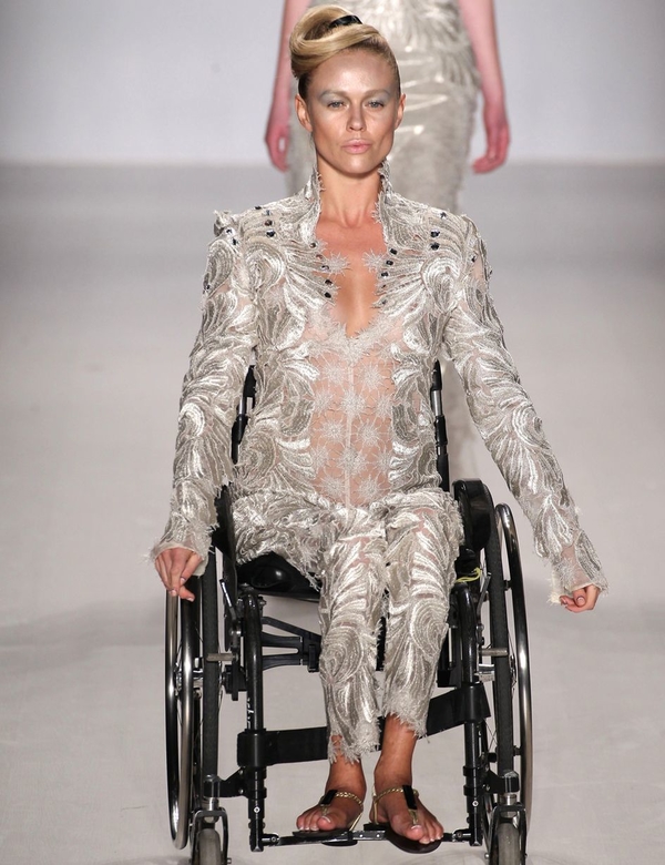 Дизайнер выпустил на подиум людей с ограниченными возможностями