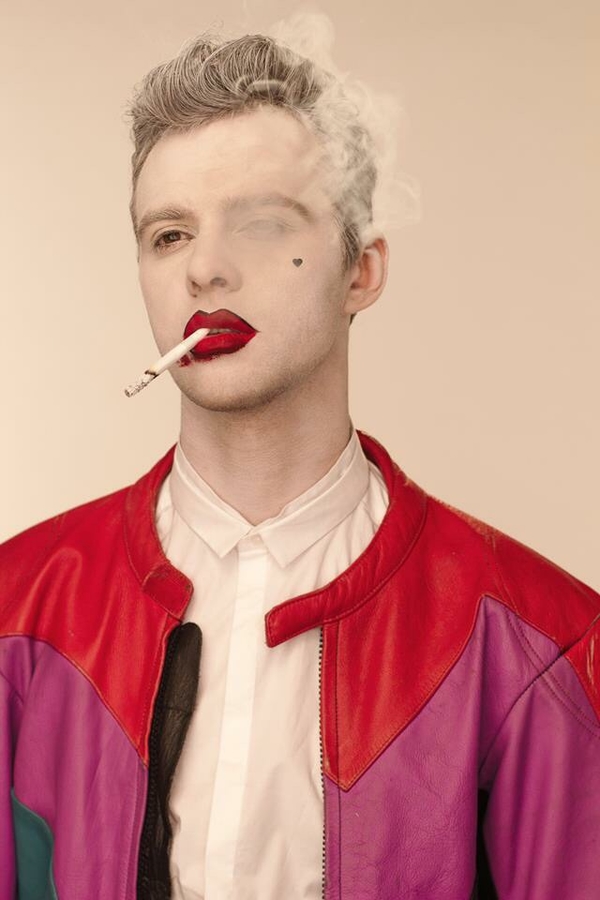 Макс Барских выпустил ироничный клип в стиле 90-х