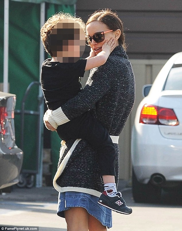 Натали Портман запечатлели во время трогательного общения с сыном