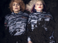 Участниц Pussy Riot в клипе в форме российского ОМОНа зарыли в землю