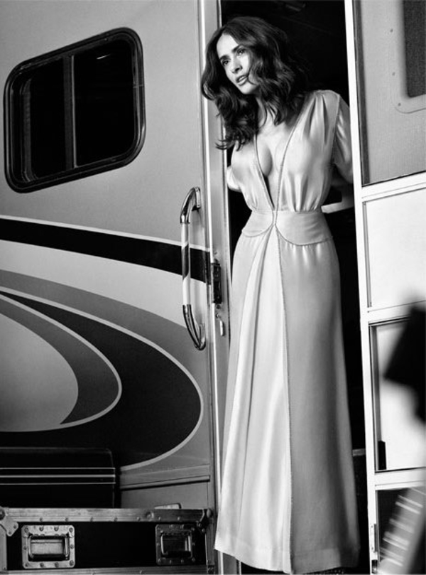 48-летняя Сальма Хайек приняла участие в черно-белой съемке для The Edit