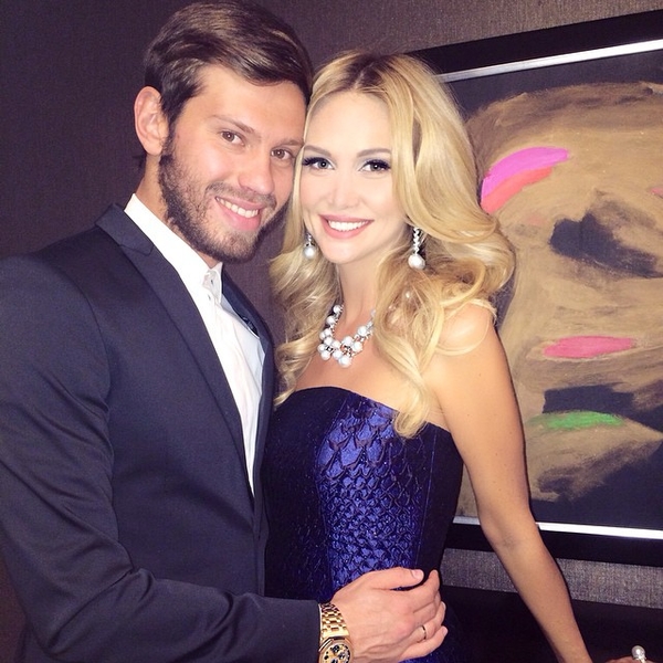 Виктория Лопырева подарила мужу торт в виде женского бюста