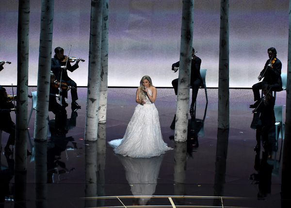 Оскар 2015: Lady GaGa в элегантном образе спела с оркестром
