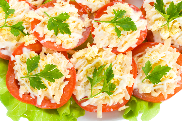 Как приготовить фаршированные помидоры с сыром (видео)