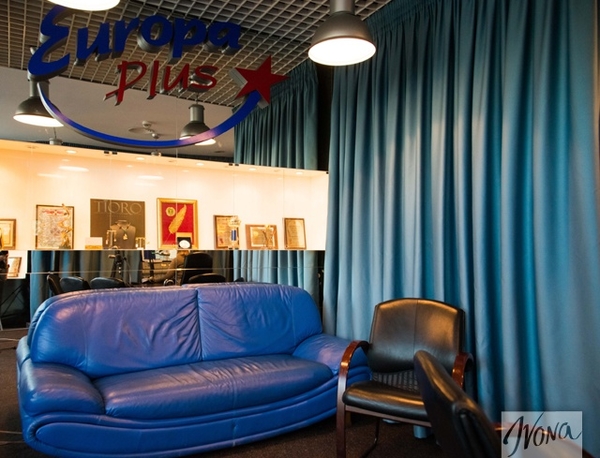 На радиоволнах Европы плюс: Офис в торговом центре и Золотые перья