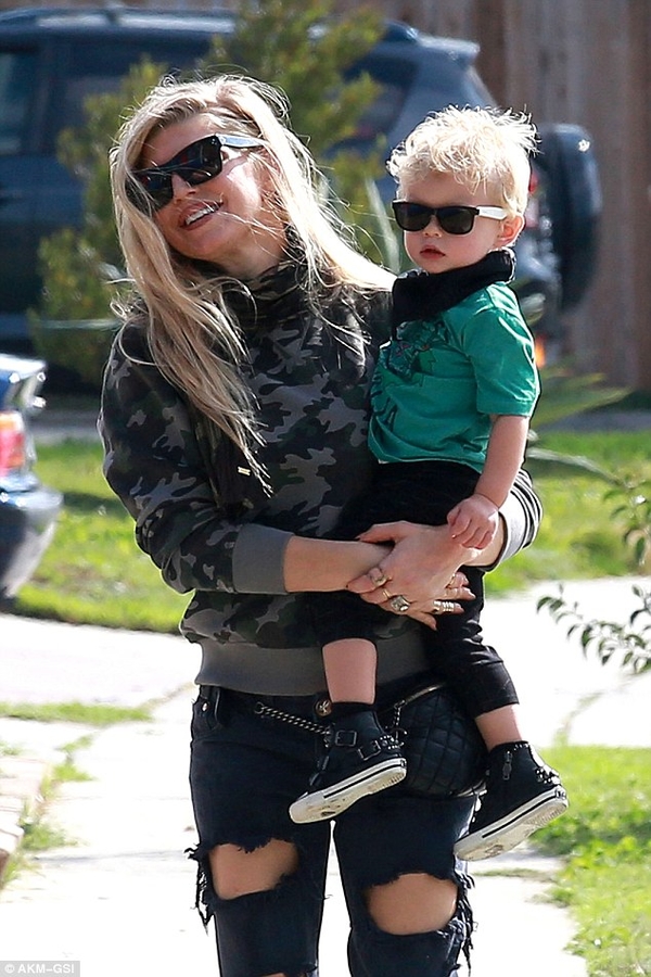 Певица Ферги гуляет со своим маленьким сыном