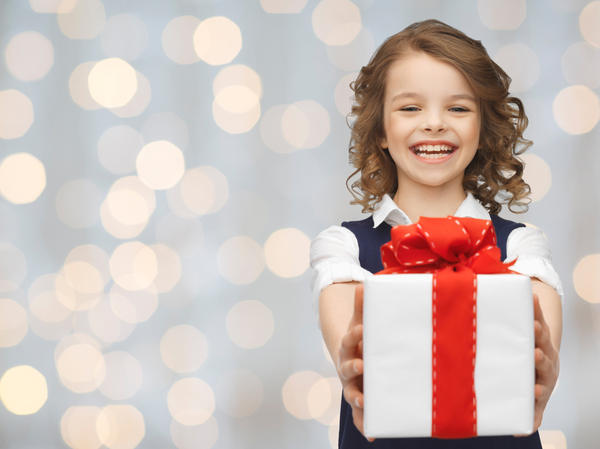 Что подарить однокласснице на 8 марта: Идеи до 100 грн