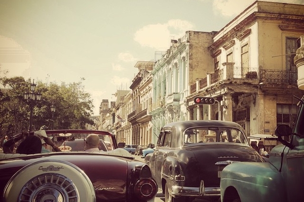 instagram.com/parishilton