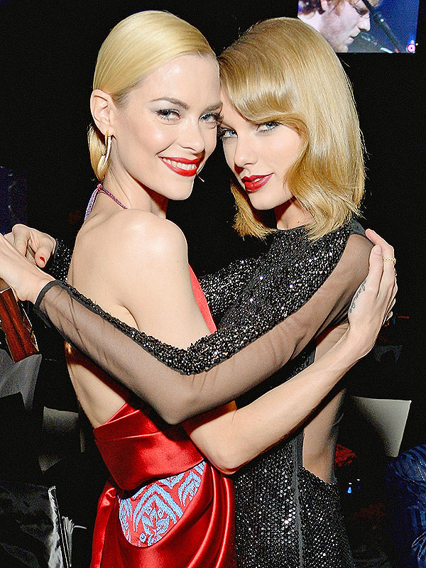 Тейлор Свифт станет крестной мамой ребенка Джейми Кинг