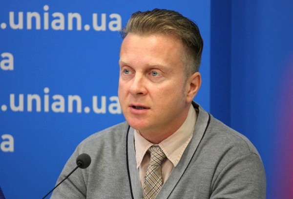 Телеведущего Антина Мухарского наградили медалью и орденом