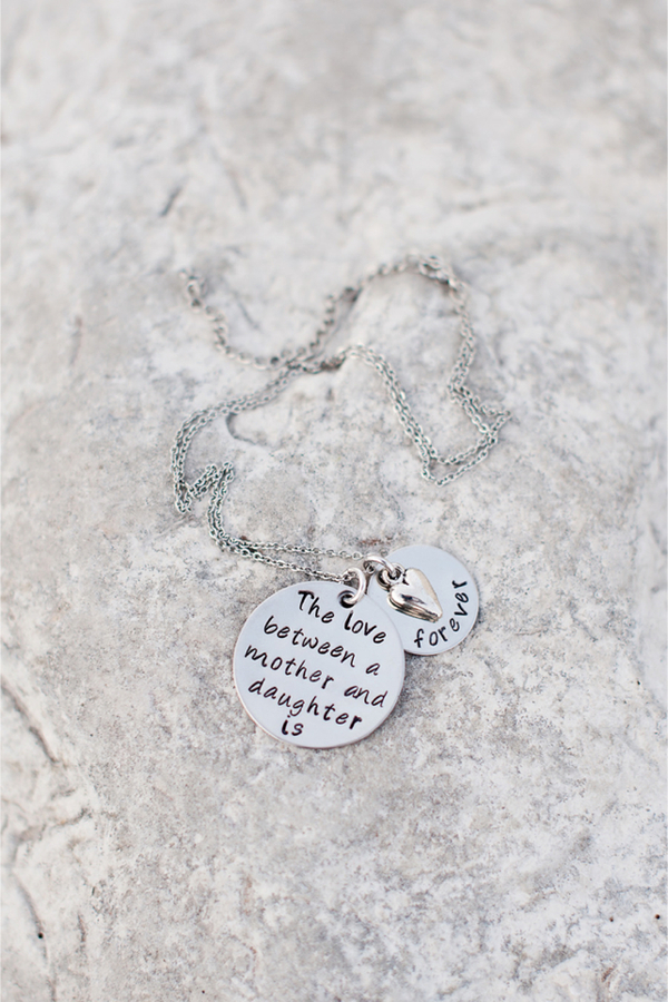 Что подарить маме на 8 Марта: ТОП-10 идей