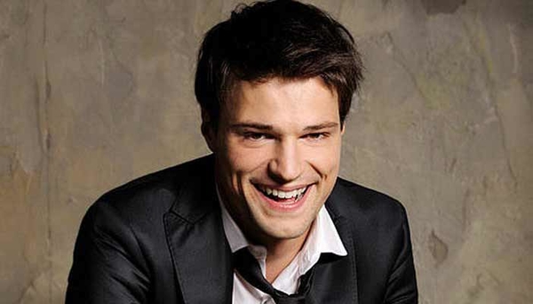 Герой фильма Духless 2 вышел в свет с новой девушкой