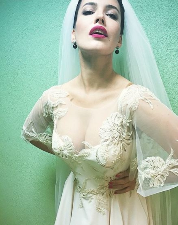 Даша Астафьева примерила свадебное платье