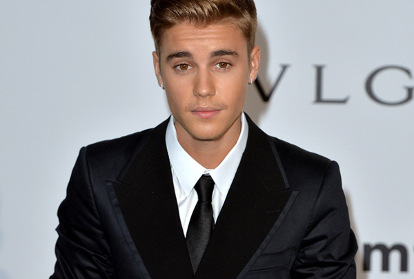 Джастин Бибер похвастался обнаженным торсом в мужском глянце