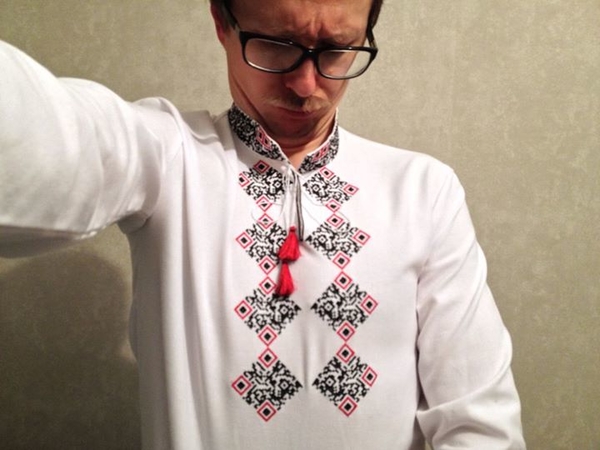 Ведущий Майкл Щур примерил уникальную вышиванку с QR-кодом