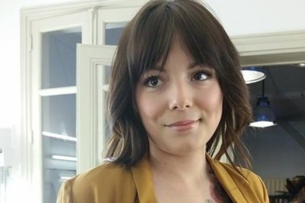 Парализованная девушка не забывает о красоте: Вдохновляющее видео