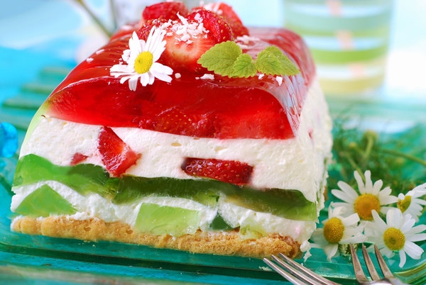 Как приготовить желейный торт без выпечки (видео)