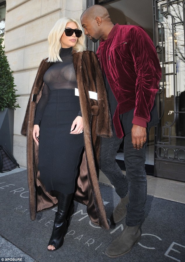 Ким Кардашян похвасталась пышным бюстом