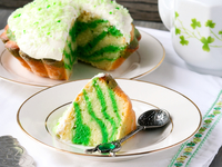 Зеленый мраморный торт на День Святого Патрика