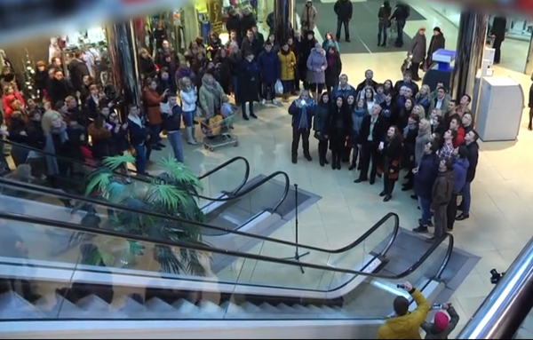 Флешмоб в честь Кузьмы растрогал посетителей супермаркета до слез