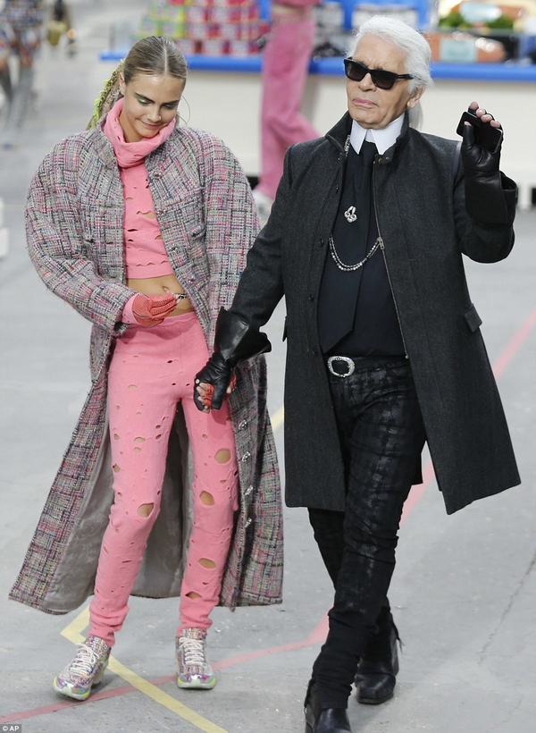 Карл Лагерфельд устроил романтический сюрприз для Кары Делевинь