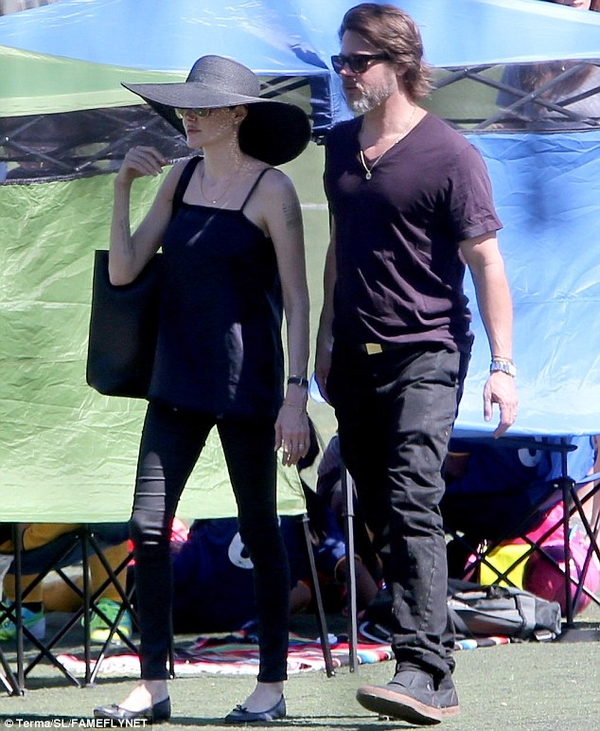 Брэд Питт и Анджелина Джоли целовались на людях