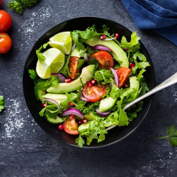 Долой авитаминоз! 8 рецептов легких весенних салатов