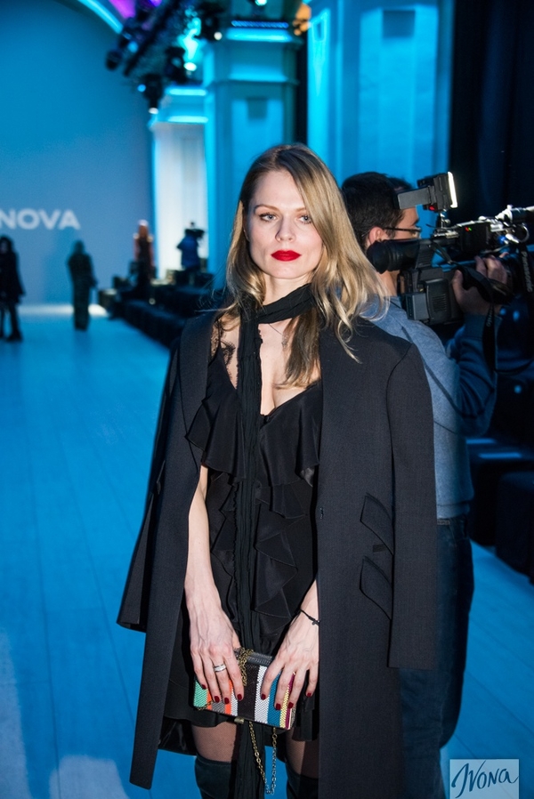 Ольга Фреймут удивила глубоким декольте на Неделе моды