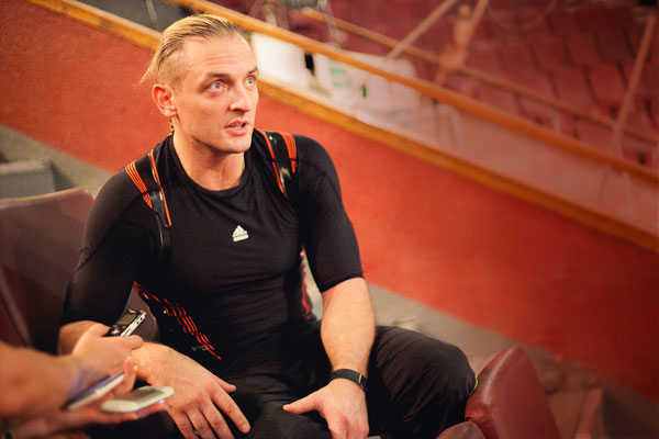 Российский дрессировщик попал в больницу из-за нападения тигра