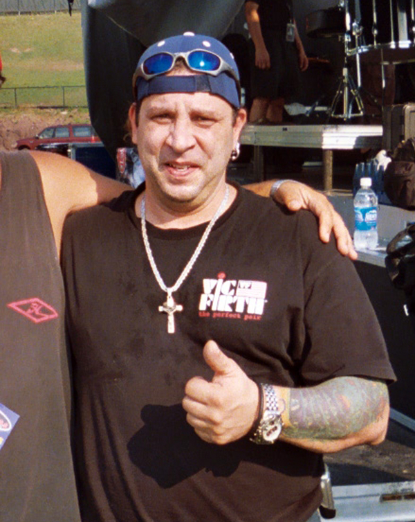 Умер барабанщик группы Twisted Sister Энтони Перо