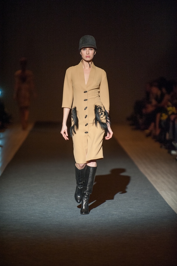 На коне: Айсина представила коллекцию о страхе и женщинах-наездницах