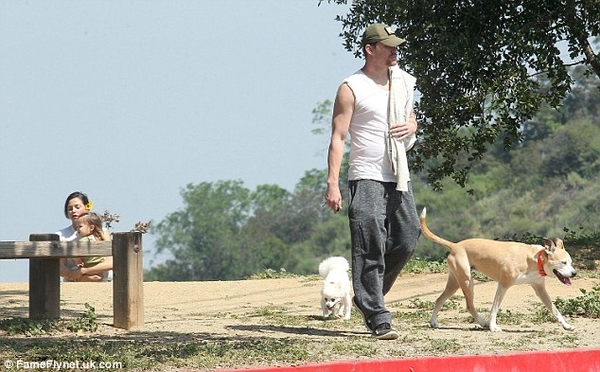 Семейная прогулка: Ченнинг Татум с женой и маленькой дочкой