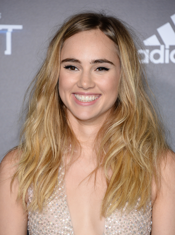 Британская модель ополаскивает голову колой