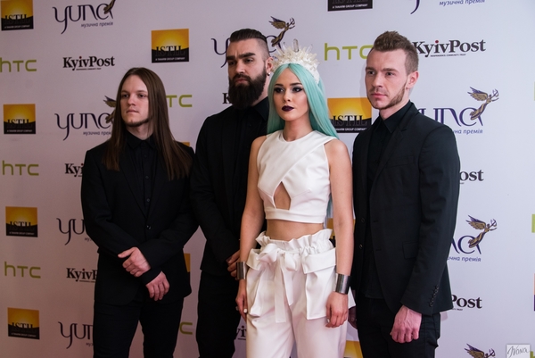 Украинcкие звезды покрасовались на красной дорожке премии YUNA 2015