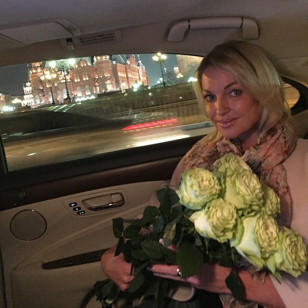 Анастасия Волочкова прокатилась на велосипеде в мини-платье