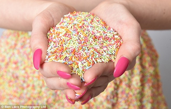 Модный рекорд: Дизайнеры украсили платье 700 тысячами бусин