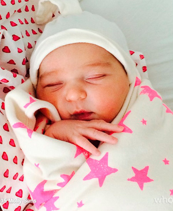 41-летняя модель Молли Симс родила дочь