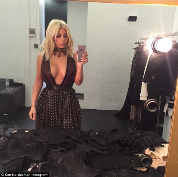 Ким Кардашян похвасталась декольте в фотосессии для Elle