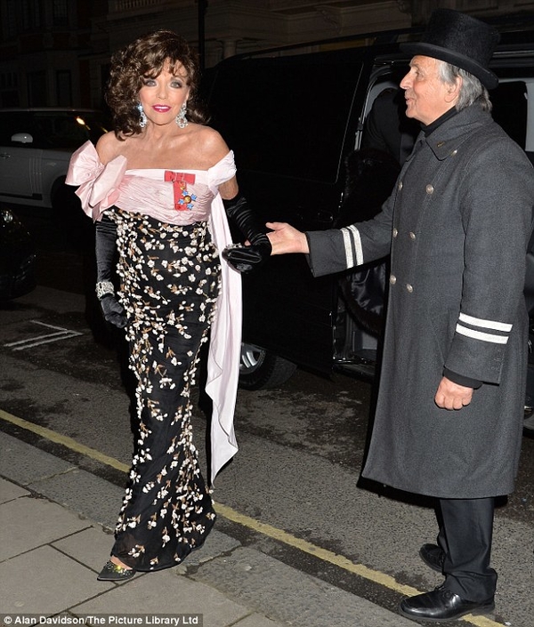 Гламурная старушка: 81-летняя Джоан Коллинз вышла в свет