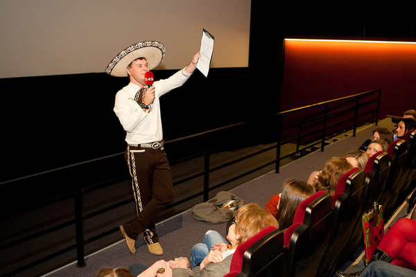 Дмитрий Комаров собрал несколько сотен фанатов в кино