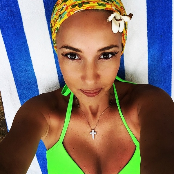 Лера Кудрявцева показала фигуру в ярком бикини